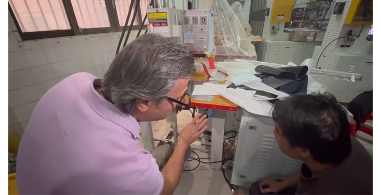 振嘉高周波師傅指導(dǎo)外國(guó)友人